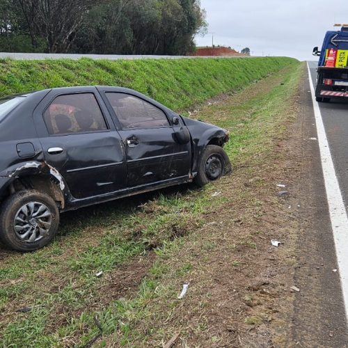 Capotamento na PR-151 deixa motorista com ferimentos leves