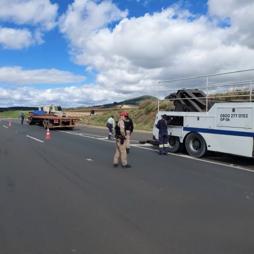 Caminhoneiro sai ileso após colisão em barranco na PR-151