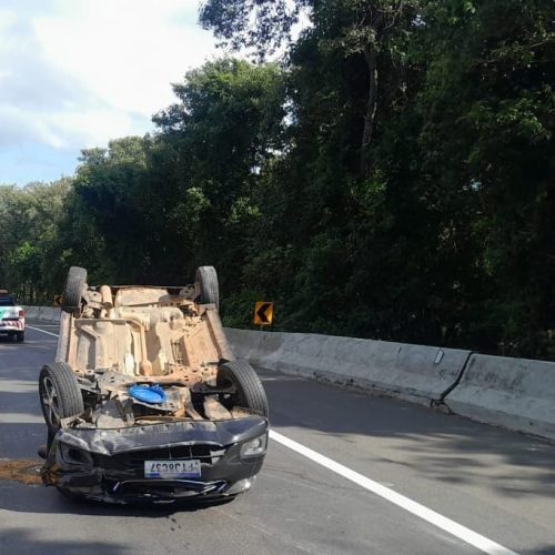 Condutora sofre ferimentos moderados após tombamento na PR-151
