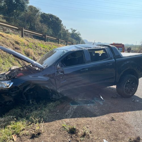 Condutor de Carambeí capota caminhonete após colidir com barranco