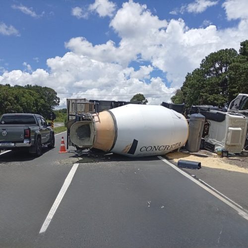 Caminhão tomba na PR-151 e deixa condutor ferido em Carambeí