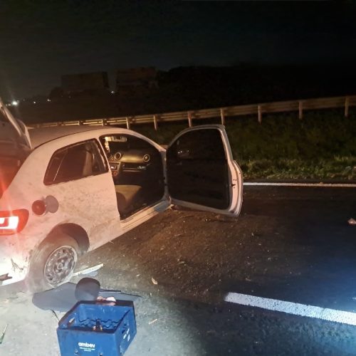 Motorista fica ferido após carro colidir contra canaleta na PR-151, em Carambeí