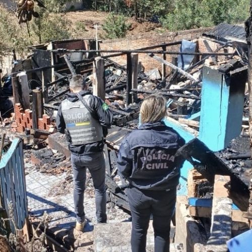 Mulher é presa após agredir mãe idosa e incendiar residência