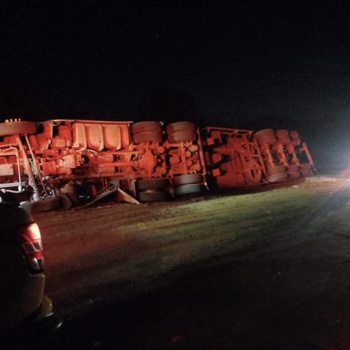 Caminhão carregado com calcário tomba na PR-151 em Carambeí