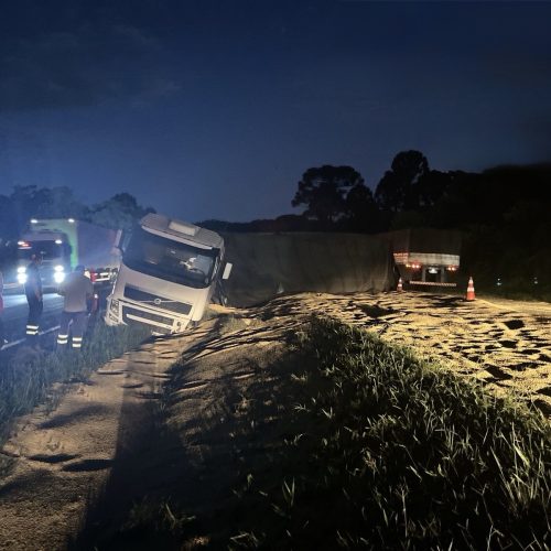 Caminhão atinge canaleta e tomba na PR-151
