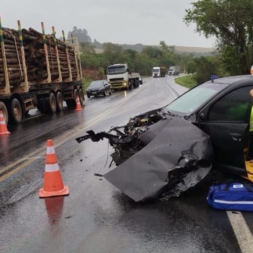 Colisão frontal deixa dois feridos na PR-151