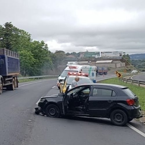 Colisão traseira deixa duas pessoas feridas na PR-151