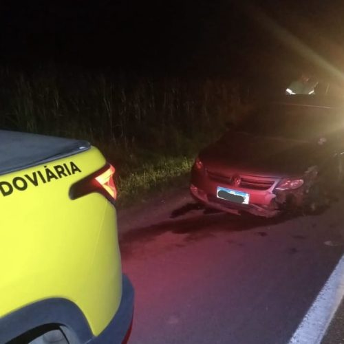 Condutor fica ferido após veículo atingir defensa metálica na PR-151, em Carambeí