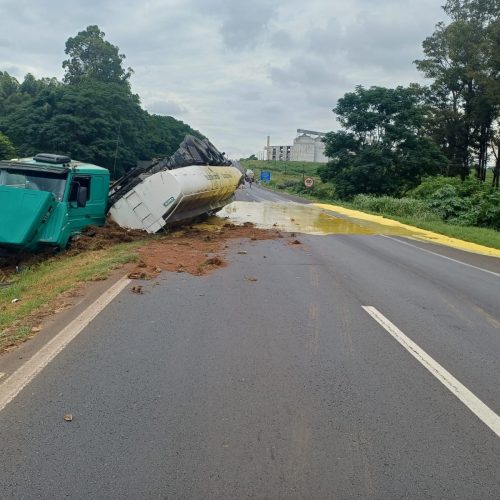 Acidente entre carretas interdita rodovia na região