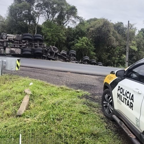 Caminhão de Carambeí tomba na PR-170 em Guarapuava