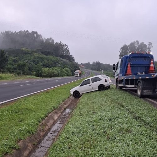 Saída de pista é registrada na PR-151 entre Castro e Carambeí