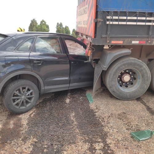 Colisão entre caminhão e Audi Q3 deixa mulher gravemente ferida&nbsp;
