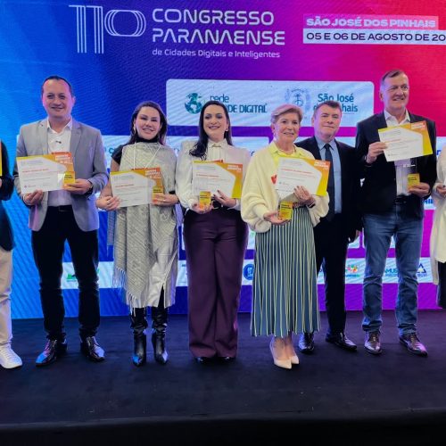 Prefeitos da região recebem títulos de Prefeito Inovador durante o Congresso Paranaense de Cidades Digitais e Inteligentes