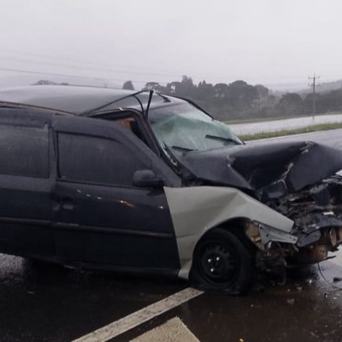 Motorista fica ferido após bater contra defensa metálica na PR-151