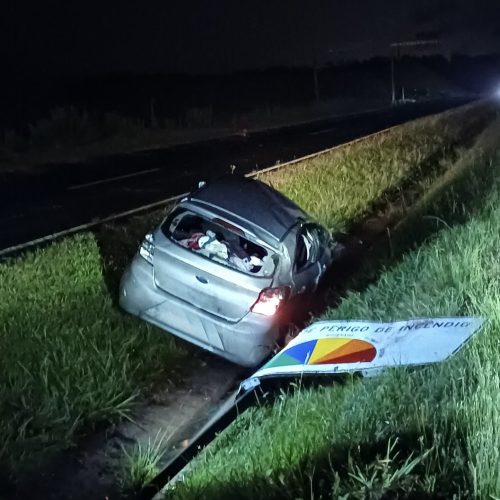 Automóvel capota na PR-151 e deixa três pessoas feridas