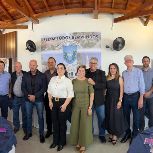 Carambeí representada: prefeita participa de encontro da AMCG com lideranças estaduais