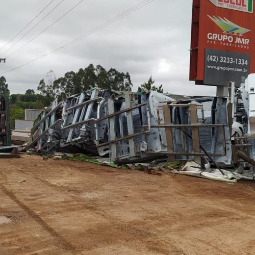 Caminhão de Carambeí tomba e motorista sofre ferimentos leves