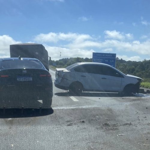 Carro sai da pista na PR-151 próximo ao pedágio