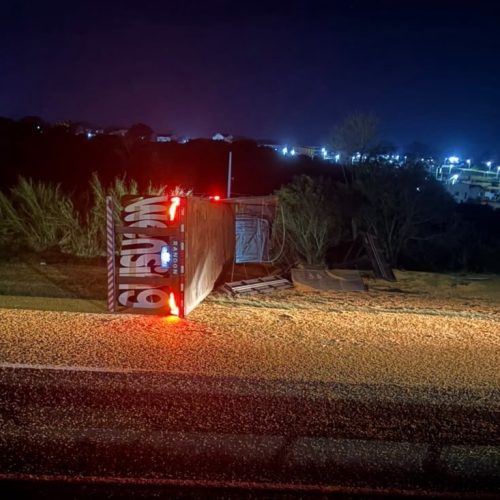 Caminhão tomba e derrama carga de milho na PR-151, em Carambeí