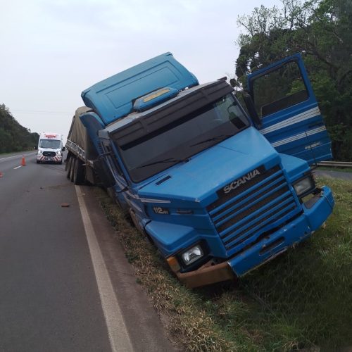 Caminhão sai de pista na PR-151, entre Castro e Carambeí