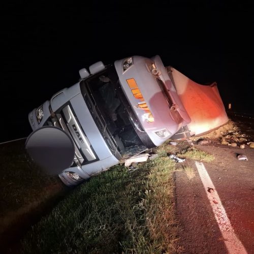 Caminhão tomba na PR-151 e motorista fica ferido