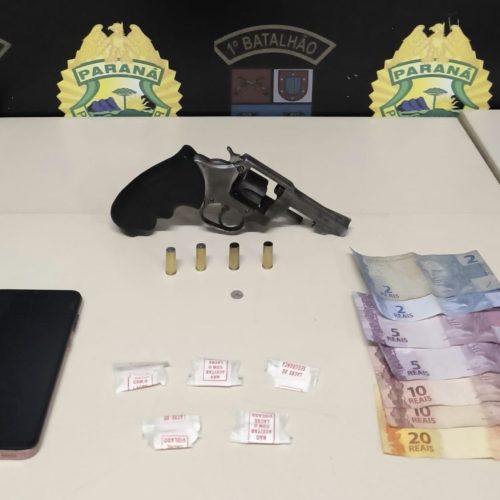 PM prende dois homens e apreende arma e drogas após denúncia de tiros na região