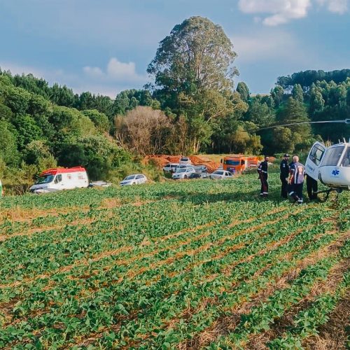 Mulher sofre queda em cachoeira de Carambeí e mobiliza resgate aéreo