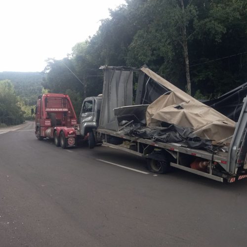 Caminhão carregado com material escolar tomba e mobiliza equipes