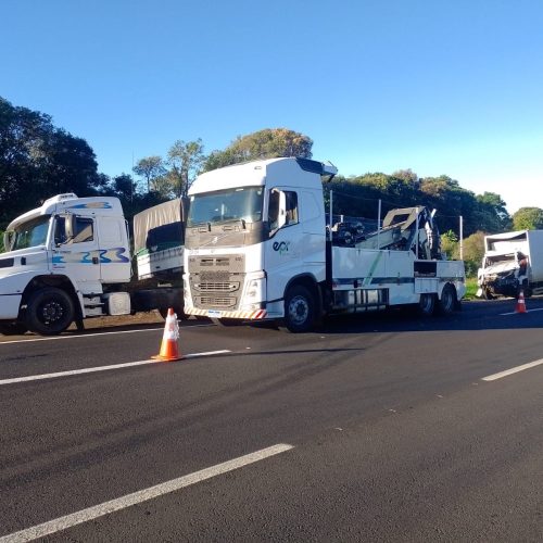 Colisão entre caminhões deixa motorista ferido próximo a Fazenda Frank’Ana