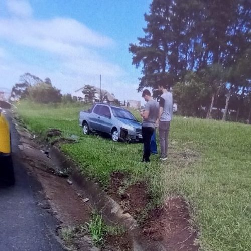 Colisão traseira na PR-151 deixa três pessoas feridas em Carambeí