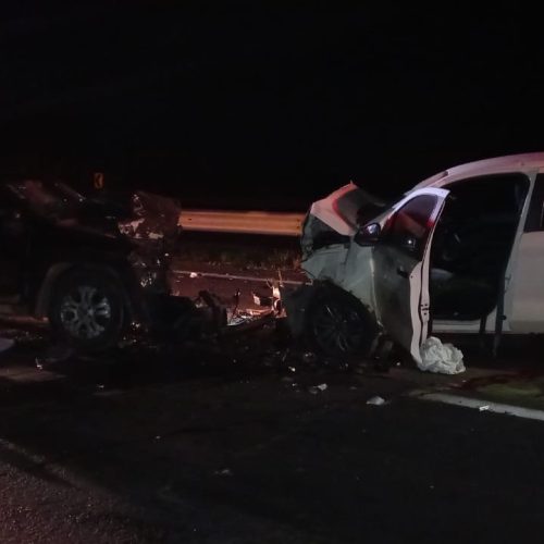 Cinco pessoas ficam feridas em grave colisão frontal na PR-151
