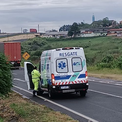 Carro roda na pista e bate em canteiro central na PR-151 em Carambeí 