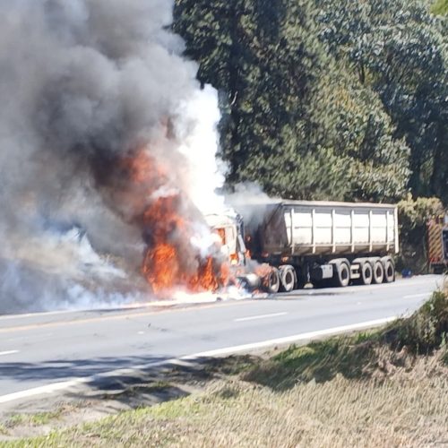 Incêndio destrói caminhão carregado com açúcar na região