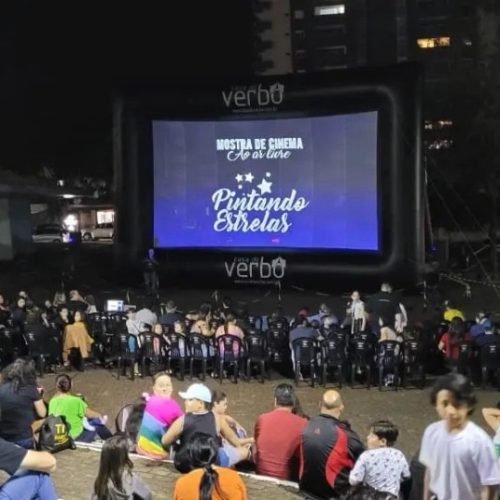 Cinema ao ar livre movimenta Carambeí hoje e amanhã