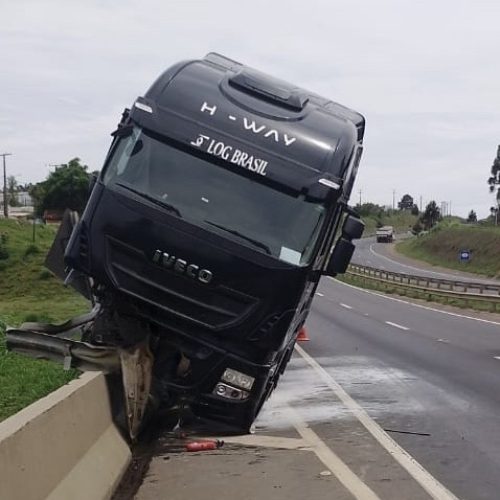 Caminhão colide com mureta na PR-151