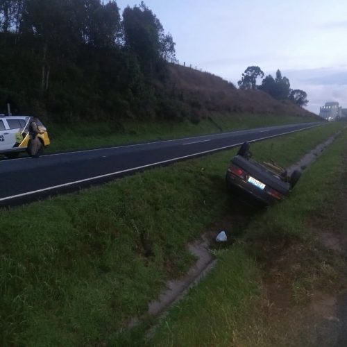 Carro sai da pista e capota na PR-151