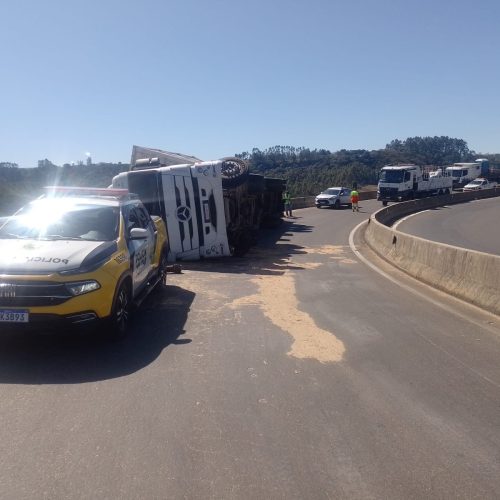 Caminhão tomba na PR-151 e deixa motorista ferido