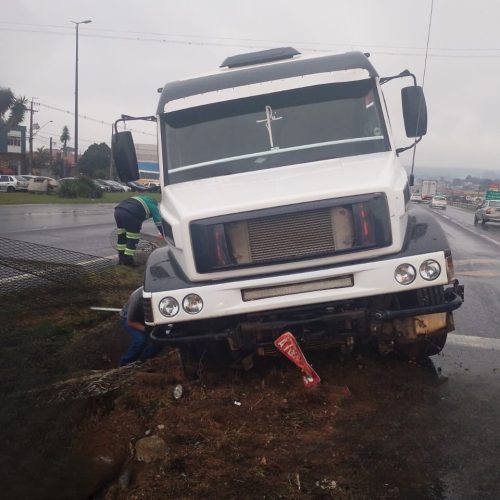 VÍDEO: Caminhão guincho sai da pista e atinge grade central na PR-151, em Carambeí