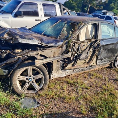 Carro de luxo se envolve em acidente na PR-151 em Carambeí