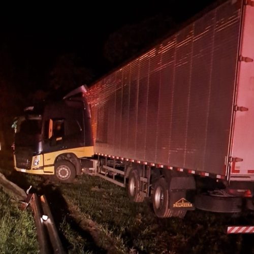 Caminhão sai da pista durante a madrugada na PR-151, em Carambeí