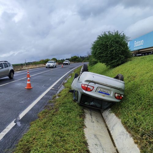Capotamento deixa duas crianças com ferimentos leves na PR-151, em Carambeí