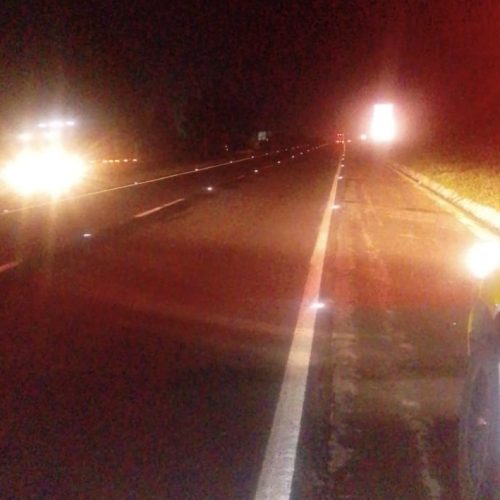 Motociclista fica ferido em colisão traseira com caminhão na PR-151, em Carambeí