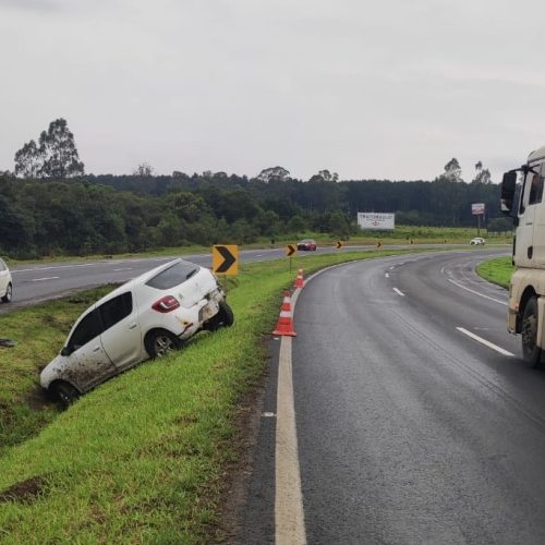 Acidente em Carambeí deixa motorista com ferimentos leves