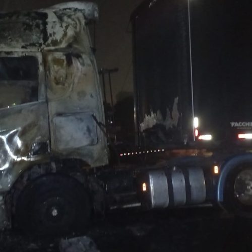 Caminhão pega fogo após falha mecânica na região