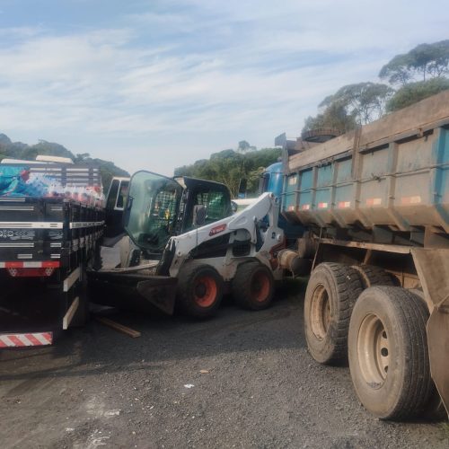 Colisão traseira envolvendo cinco veículos deixa motorista ferido na PR-151, em Carambeí
