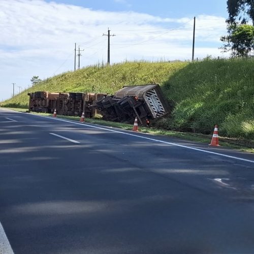 Caminhão tomba na lateral da PR-151