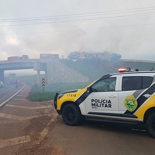 Caminhão tomba e carga de algodão pega fogo na PR-151 entre Carambeí e PG