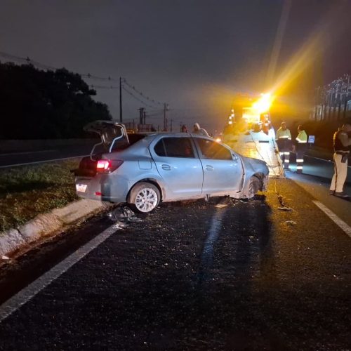 Carro capota na PR-151 e deixa duas pessoas feridas