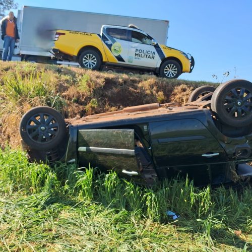 Motorista fica ferido após capotar veículo na região
