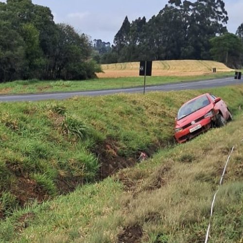 Capotamento na PR-151 deixa duas pessoas feridas em Carambeí